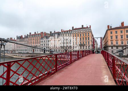 Lione, Francia - 26 gennaio 2022: Scena urbana e Ponte Rosso sul fiume Saone in una giornata invernale a Lione, Francia. Foto Stock