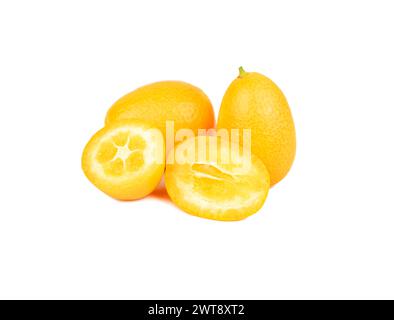 Frutta kumquat con due metà succose isolate su sfondo bianco Foto Stock