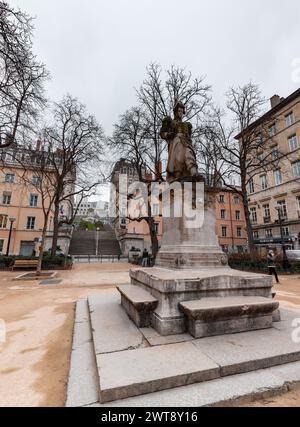 Lione, Francia - 26 gennaio 2022: Statua commemorativa del Sergent Blandan, un soldato francese noto per la sua resistenza in Algeria, situata nella città vecchia di Foto Stock