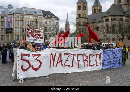 Gegen Rechts dimostrativi. In Bonn versammelten sich überwiegend junge Menschen, um gegen Faschismus und Patriarchat für Feminismus zu demonstrieren. Bonn Nordrhein-Westfalen Deutschland *** manifestazione contro la destra a Bonn, prevalentemente giovani si sono riuniti per manifestare contro il fascismo e il patriarcato per il femminismo Bonn Renania settentrionale-Vestfalia Germania Foto Stock