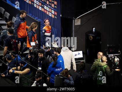 ROTTERDAM - Suzanne Schulting (NED) durante la semifinale femminile dei 500 metri ai Campionati del mondo Short Track di Ahoy. ANP KOEN VAN WEEL Foto Stock