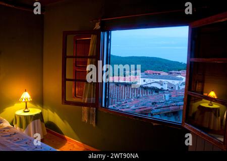 Vista del villaggio dalla finestra dell'hotel all'alba. Candelario, provincia di Salamanca, Castilla Leon, Spagna. Foto Stock