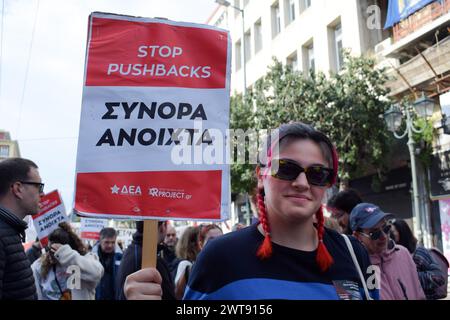 Atene, Grecia. 16 marzo 2024. Una donna tiene in mano uno striscione che recita "Stop Pushbacks" durante la dimostrazione. Gli immigrati e le persone solidali hanno organizzato un raduno antirazzista per evidenziare le questioni dei migranti, come i respingimenti alle frontiere dell'Unione europea e il Patto UE in materia di migrazione e asilo. Crediti: Dimitris Aspiotis/Alamy Live News Foto Stock