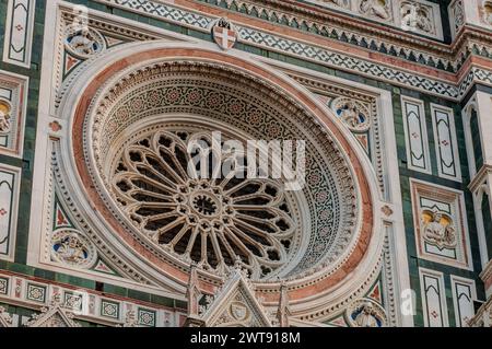 La cattedrale metropolitana di Santa Maria del Fiore, comunemente nota come la cattedrale di Firenze, è la principale chiesa fiorentina, simbolo della città. Foto Stock