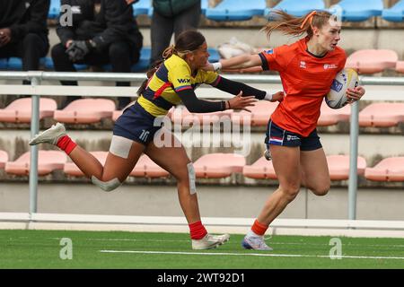 AMSTERDAM, PAESI BASSI - MARCH16: Valentina APIAS della Colombia Lieve Stallmann giocatore di El Salvador durante la partita Play-Off dell'International Rugby WXV Foto Stock