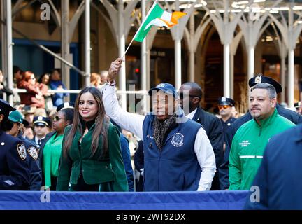 New York, Stati Uniti. 15 marzo 2024. Il sindaco di New York Eric Adams marcia nella St. Patrick's Day Parade sulla Fifth Avenue a New York City sabato 16 marzo 2024. Foto di John Angelillo/UPI credito: UPI/Alamy Live News Foto Stock