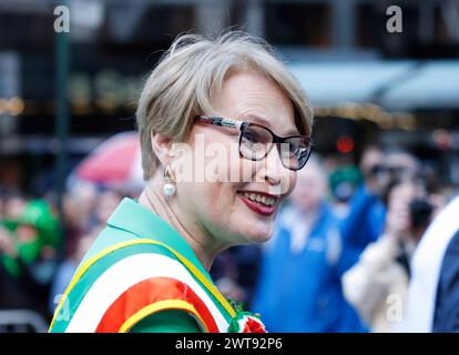 New York, Stati Uniti. 15 marzo 2024. L'amministratore delegato di Heineken USA e il Grand Marshal Maggie Timoney cammina sulla Fifth Avenue al St Patrick's Day Parade a New York, sabato 16 marzo 2024. Foto di John Angelillo/UPI credito: UPI/Alamy Live News Foto Stock