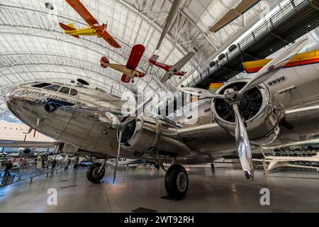 Il Boeing 307 Stratoliner 'Clipper Flying Cloud' presso l'Udvar-Hazy Center presso il National Air and Space Museum Foto Stock