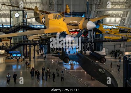 Un Curtiss P-40B Warhawk Flying Tiger è sospeso dal soffitto presso lo Steven F. Udvar-Hazy Center presso il National Air and Space Museum. Foto Stock