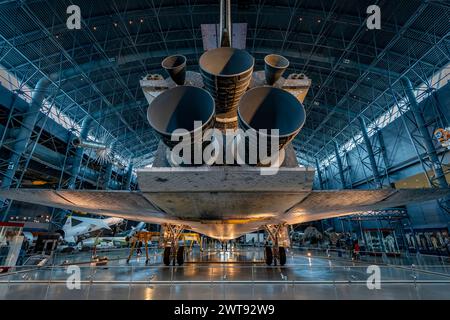 Vista dello Space Shuttle Discovery, situato nel James S. McDonnell Space Hangar nel Steven F. Udvar-Hazy Center, National Air and Space Museum. Foto Stock