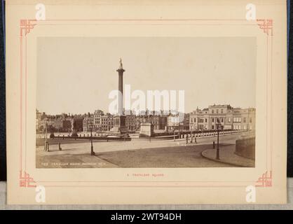 Trafalgar Square. London Stereoscopic and Photographic Company, fotografo (fondato nel 1854, sciolto nel 1922) circa 1890 Vista di una Trafalgar Square vuota proprio di fronte alla National Gallery guardando in basso verso la colonna di Nelson e Whitehall. La statua di re Giorgio IV è visibile, insieme ai leoni che circondano la colonna. (Recto, immagine) in basso a sinistra, scritto a mano in negativo: "722 TRAFALGAR SQUARE, VISTA PANORAMICA."; (Recto, Mount) centro inferiore, stampato con inchiostro rosso: "5. TRAFALGAR SQUARE."; (verso, Mount) in basso a sinistra, scritto a mano a matita: "IB126.5" Foto Stock