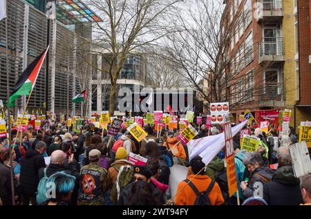 Londra, Regno Unito. 16 marzo 2024. I manifestanti si schierano con cartelli anti-razzismo al di fuori del Ministero degli interni durante la marcia contro il razzismo, l'islamofobia e l'antisemitismo. Credito: SOPA Images Limited/Alamy Live News Foto Stock