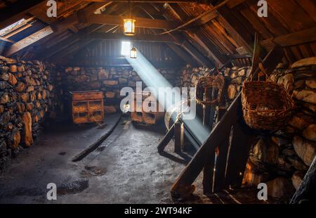 Interno di Arnol Blackhouse, Arnol, Isola di Lewis, Ebridi esterne, Scozia, REGNO UNITO Foto Stock