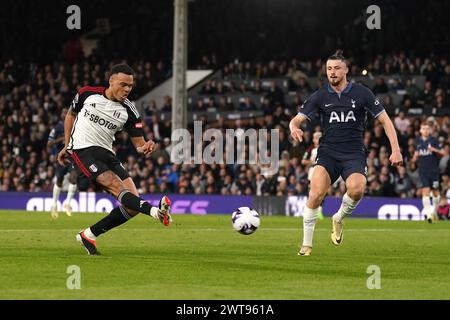 Rodrigo Muniz del Fulham (a sinistra) segna il primo gol della squadra durante la partita di Premier League al Craven Cottage di Londra. Data foto: Sabato 16 marzo 2024. Foto Stock