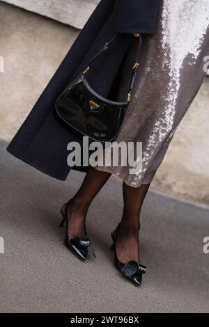 Milano, Italia - 14 gennaio 2024: L'uomo indossa la borsa Cleo di Prada e le décolleté slingback in pelle, dettagli Street style, outfit fashion Foto Stock