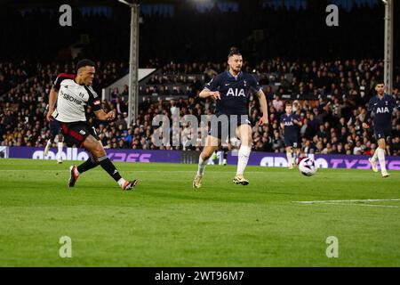 LONDRA, Regno Unito - 16 marzo 2024: Rodrigo Muniz del Fulham FC segna il gol di apertura durante la partita di Premier League tra Fulham FC e Tottenham Hotspur FC al Craven Cottage (credito: Craig Mercer/ Alamy Live News) Foto Stock