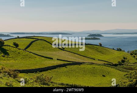 Area naturale protetta dell'Irlanda occidentale caratterizzata da suggestive montagne (catena montuosa delle dodici Cime), distese di torbiere, praterie Foto Stock