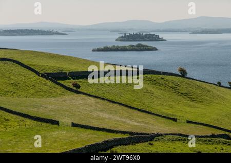 Area naturale protetta dell'Irlanda occidentale caratterizzata da suggestive montagne (catena montuosa delle dodici Cime), distese di torbiere, praterie Foto Stock