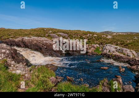 Area naturale protetta dell'Irlanda occidentale caratterizzata da suggestive montagne (catena montuosa delle dodici Cime), distese di torbiere, praterie Foto Stock