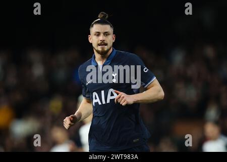 LONDRA, Regno Unito - 16 marzo 2024: Radu Dragusin del Tottenham Hotspur durante la partita di Premier League tra Fulham FC e Tottenham Hotspur FC al Craven Cottage (credito: Craig Mercer/ Alamy Live News) Foto Stock