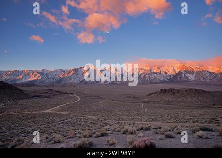 L'alba di Hish Sierra dalle Alabama Hills con il Lone Pine Peak e le nuvole sulle montagne Foto Stock