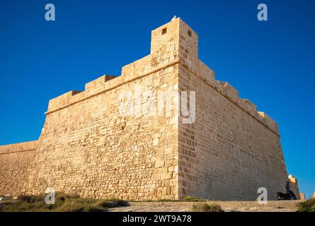 Merlature difensive all'angolo sud-est del Borj El-Kebir, o grande forte, il forte ottomano a Mahdia, in Tunisia. Foto Stock