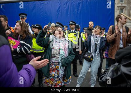 Alla fine della marcia 'Stop the Hate' a Whitehall, con la musica di protesta ancora suonata, la polizia dichiarò il tempo della protesta finito e si mosse per accedere al camion della musica, segnalando la fine L'evento si è concluso con l'arresto di due persone e di un piccolo gruppo di manifestanti che hanno soggiornato per altri 45 minuti, opponendosi chiaramente alle azioni della polizia. Crediti: Sinai Noor/Alamy Live News Foto Stock