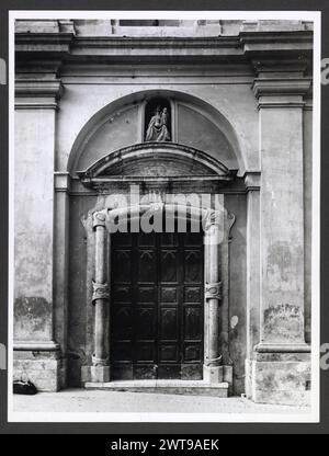 Abruzzo Teramo Campli S. Maria in platea. Hutzel, Max 1960-1990 vedute esterne dell'architettura medievale e barocca della chiesa; le viste panoramiche includono il soffitto barocco e gli altari laterali, e il ciclo di affreschi tardo medioevali nella cripta. Il fotografo e studioso tedesco Max Hutzel (1911-1988) fotografò in Italia dai primi anni '1960 fino alla sua morte. Il risultato di questo progetto, citato da Hutzel come foto Arte minore, è un'accurata documentazione dello sviluppo storico dell'arte in Italia fino al XVIII secolo, che comprende oggetti di Etruschi e Romani, oltre che di inizio secolo Foto Stock