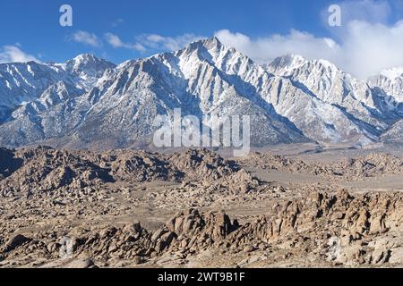 Il Lone Pine Peak e il Mount Langley si innalzano sopra le Alabama Hills vicino a Lone Pine nella Owens Valley della California Foto Stock