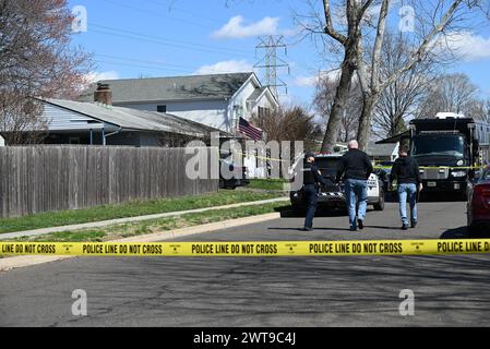 Levittown, Pennsylvania, Stati Uniti. 16 marzo 2024. (NUOVO) diverse persone morte in una situazione di sparatoria attiva a Levittown, Pennsylvania. 16 marzo 2024, Levittown, Pennsylvania, Stati Uniti: Diverse persone sono state uccise da un uomo armato a Levittown, Pennsylvania Saturday. La polizia stava raccogliendo prove sulla scena del crimine in una casa a Edgewood Lane. (Credit Image: © Kyle Mazza/TheNEWS2 via ZUMA Press Wire) SOLO PER USO EDITORIALE! Non per USO commerciale! Foto Stock