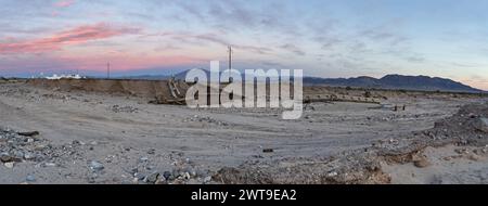 Immagine panoramica del ponte lavato della Route 66 nel deserto del Mojave in California vicino al tramonto Foto Stock