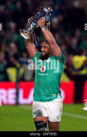 Il Bundee Aki irlandese festeggia dopo la partita del Guinness Six Nations all'Aviva Stadium di Dublino. Data foto: Sabato 16 marzo 2024. Foto Stock