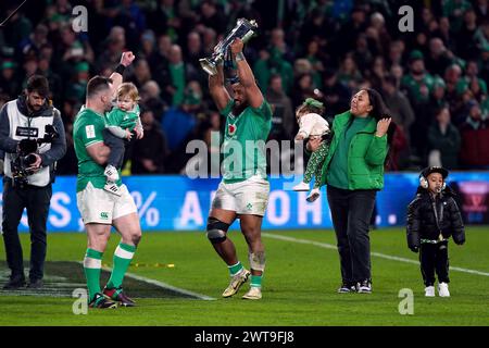 Il Bundee Aki irlandese festeggia dopo la partita del Guinness Six Nations all'Aviva Stadium di Dublino. Data foto: Sabato 16 marzo 2024. Foto Stock