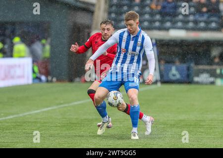 Kilmarnock, Regno Unito. 16 marzo 2024. Il Kilmarnock FC ha giocato contro il St Mirren FC al Rugby Park, Kilmarnock, Ayrshire, Scozia, Regno Unito in un'importante partita di Premiership scozzese. Il punteggio finale è stato Kilmarnock 5 - 2 St Mirren. I marcatori del Kilmarnock furono Kyle Vassell (Kilmarnock 9) 61 min e 73 min, Daniel Armstrong (Kilmarnock 11) 65 min, rigore, Marley Watkins (Kilmarnock 23) 68 min e Daniel Watson (Kilmarnock 12) 79 min. I marcatori del St Mirren sono stati Charles Dunne (St Mirren 18) 20 min e Mikael Mandron (St Mirren 9) 39 min. Crediti: Findlay/Alamy Live News Foto Stock