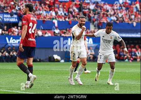 Daniel Carvajal del Real Madrid CF festeggia con i suoi compagni di squadra Rodrygo Goes del Real Madrid CF dopo aver segnato il secondo gol della squadra durante la partita LaLiga EA Sports tra CA Osasuna e Real Madrid CF allo stadio El Sadar il 16 marzo 2024, a Pamplona, in Spagna. Crediti: Cesar Ortiz Gonzalez/Alamy Live News Foto Stock