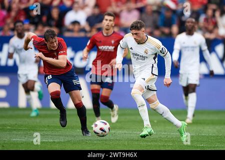 Fede Valverde del Real Madrid CF con il pallone durante la partita LaLiga EA Sports tra CA Osasuna e Real Madrid CF allo Stadio El Sadar il 16 marzo 2024, a Pamplona, Spagna. Crediti: Cesar Ortiz Gonzalez/Alamy Live News Foto Stock