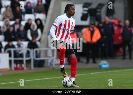 Romaine Mundle di Sunderland durante la partita del Campionato Sky Bet tra Sunderland e Queens Park Rangers allo Stadium of Light di Sunderland, sabato 16 marzo 2024. (Foto: Michael driver | mi News) crediti: MI News & Sport /Alamy Live News Foto Stock