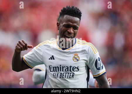 Vinicius Junior del Real Madrid CF festeggia dopo aver segnato il quarto gol della sua squadra durante la partita LaLiga EA Sports tra CA Osasuna e Real Madrid CF allo stadio El Sadar il 16 marzo 2024, a Pamplona, in Spagna. Crediti: Cesar Ortiz Gonzalez/Alamy Live News Foto Stock