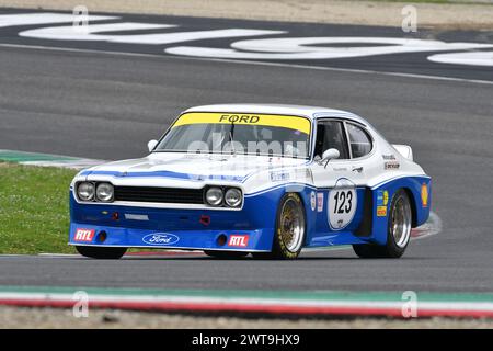 Scarperia, 2 aprile 2023: Ford Capri RS 3100 Colonia 1975 in azione durante il Mugello Classic 2023 sul circuito del Mugello in Italia. Foto Stock