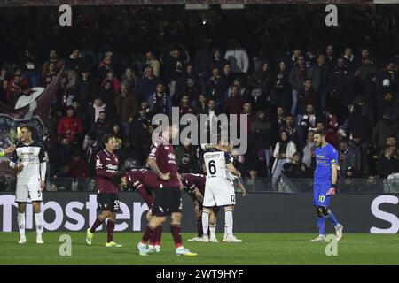 Salerno, Italia. 16 marzo 2024. Lecce festeggia la vittoria durante US Salernitana vs US Lecce, partita di serie A A Salerno, 16 marzo 2024 Credit: Independent Photo Agency/Alamy Live News Foto Stock