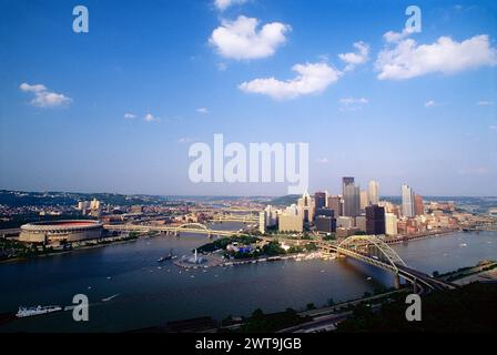 Vista diurna dei grattacieli di Pittsburgh; dello stadio Three Rivers; dal monte Washington; Pennsylvania; Stati Uniti Foto Stock