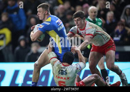 Leeds, Regno Unito. 16 marzo 2024. AMT Headingley Rugby Stadium, Leeds, West Yorkshire, 15 marzo 2024. Betfred Super League Leeds Rhinos contro St Helens. Ash Handley dei Leeds Rhinos è affrontato da Jonny Lomax dei St Helens Credit: Touchlinepics/Alamy Live News Foto Stock