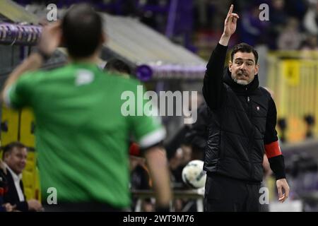 Bruxelles, Belgio. 16 marzo 2024. Il capo-allenatore di Kortrijk Freyr Alexandersson reagisce durante una partita di calcio tra RSC Anderlecht e KV Kortrijk, sabato 16 marzo 2024 a Bruxelles, l'ultimo giorno (30/30) della prima divisione del campionato belga 'Jupiler Pro League' 2023-2024. BELGA PHOTO LAURIE DIEFFEMBACQ credito: Belga News Agency/Alamy Live News Foto Stock