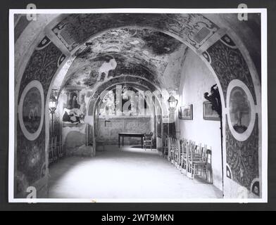Marce Macerata San Ginesio Oratorio di S. Biagio. Hutzel, max 1960-1990 foto della cripta della Collegiata. Gli affreschi mostrano la vita di S. Biagio e S. Biagio Vescovo. Ci sono anche una Madonna con bambino e angeli musicali. Note sull'oggetto: Le note della campagna fotografica Hutzel non sono state modificate. Il fotografo e studioso tedesco Max Hutzel (1911-1988) fotografò in Italia dai primi anni '1960 fino alla sua morte. Il risultato di questo progetto, citato da Hutzel come foto Arte minore, è un'accurata documentazione dello sviluppo storico dell'arte in Italia fino al XVIII secolo, che comprende oggetti degli Etruschi e t Foto Stock