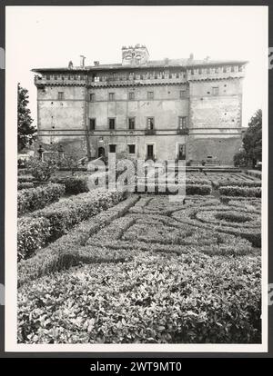 Lazio Viterbo Vignanello Castello Ruspoli. Hutzel, max 1960-1990 viste esterne di tutti i lati del castello, ristrutturato nel 1575, inclusa la vista posteriore del parco. Il fotografo e studioso tedesco Max Hutzel (1911-1988) fotografò in Italia dai primi anni '1960 fino alla sua morte. Il risultato di questo progetto, citato da Hutzel come foto Arte minore, è un'accurata documentazione dello sviluppo storico dell'arte in Italia fino al XVIII secolo, che comprende oggetti degli Etruschi e dei Romani, nonché monumenti altomedievali, romanici, gotici, rinascimentali e barocchi. Le immagini sono organizzate in base alla registrazione geografica Foto Stock