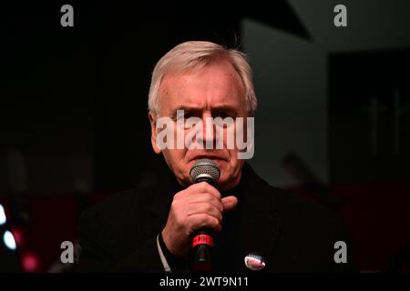 Londra, Regno Unito, 16 marzo 2024. Relatore parlamentare laburista John McDonnell alla protesta di Londra e alla marcia in occasione della giornata antirazzista delle Nazioni Unite con marce organizzate da Stand Up to Racism e sostenute dal TUC, dai sindacati e dalle campagne a Londra, Glasgow e Cardiff. Fermare l'islamofobia e l'antisemitismo. Dimostrate contro i gruppi di estrema destra "fermare l'islamofobia, fermare la sinofobia e l'antisemitismo”. I rifugiati sono i benvenuti, ferma il Ruanda. Restaurato il laburista Diane Abbott. Razzista Tories Out, raduno fuori Home Office, marcia verso Downing Street per una festa di strada a Londra, Regno Unito. Credito: Vedi li/Picture Capital/Alamy Live News Foto Stock