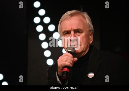 Londra, Regno Unito, 16 marzo 2024. Relatore parlamentare laburista John McDonnell alla protesta di Londra e alla marcia in occasione della giornata antirazzista delle Nazioni Unite con marce organizzate da Stand Up to Racism e sostenute dal TUC, dai sindacati e dalle campagne a Londra, Glasgow e Cardiff. Fermare l'islamofobia e l'antisemitismo. Dimostrate contro i gruppi di estrema destra "fermare l'islamofobia, fermare la sinofobia e l'antisemitismo”. I rifugiati sono i benvenuti, ferma il Ruanda. Restaurato il laburista Diane Abbott. Razzista Tories Out, raduno fuori Home Office, marcia verso Downing Street per una festa di strada a Londra, Regno Unito. Credito: Vedi li/Picture Capital/Alamy Live News Foto Stock