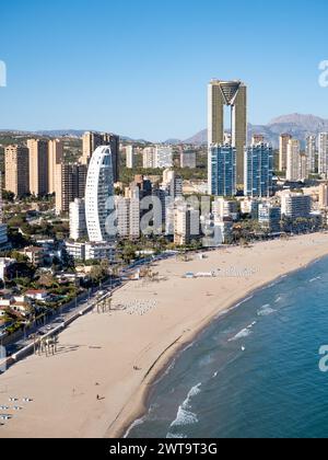 Benidorm, Spagna; 12 marzo 2024: Spiaggia di Poniente a Benidorm, i grattacieli più famosi Foto Stock