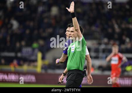 Bruxelles, Belgio. 16 marzo 2024. Arbitro Erik Lambrechts nella foto durante una partita di calcio tra RSC Anderlecht e KV Kortrijk, sabato 16 marzo 2024 a Bruxelles, nell'ultimo giorno (30/30) della prima divisione del campionato belga 'Jupiler Pro League' 2023-2024. BELGA PHOTO LAURIE DIEFFEMBACQ credito: Belga News Agency/Alamy Live News Foto Stock