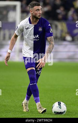 Bruxelles, Belgio. 16 marzo 2024. Zeno Debast dell'Anderlecht in azione durante una partita di calcio tra RSC Anderlecht e KV Kortrijk, sabato 16 marzo 2024 a Bruxelles, l'ultimo giorno (30/30) della prima divisione del campionato belga 'Jupiler Pro League' 2023-2024. BELGA PHOTO LAURIE DIEFFEMBACQ credito: Belga News Agency/Alamy Live News Foto Stock